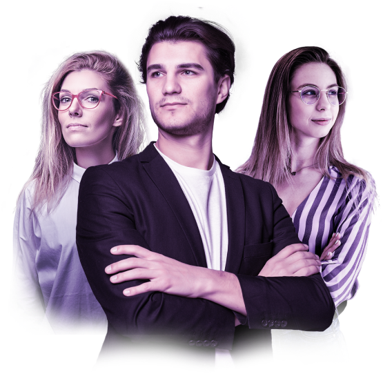 Três pessoas em busca de cursos para melhorar o seu desempenho no mercado profissional