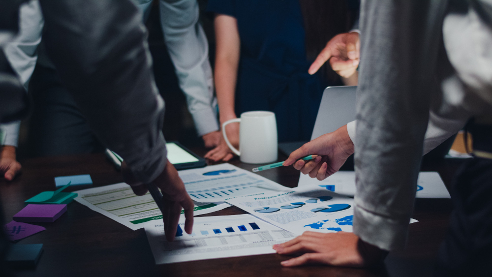 Pessoas ao redor de uma mesa discutindo sobre informações técnicas de diversas páginas com gráficos. Curso de Gestão Comercial da Uníntese é nota máxima no...
</p>
<h3 class=